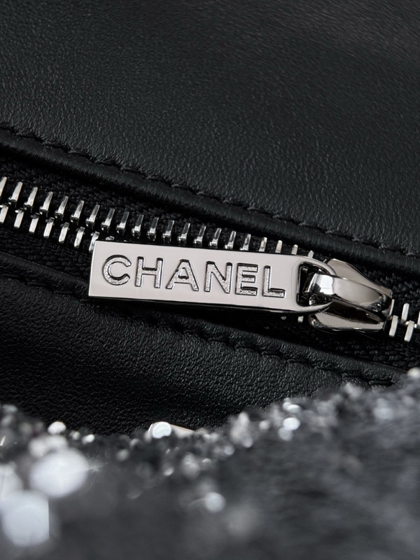 Chanel Fall-Winter 2025/26 Pre-Collection   Evening Bag   Quilted Gradient Sequins & Ruthenium-Finish Metal  Silver & Black