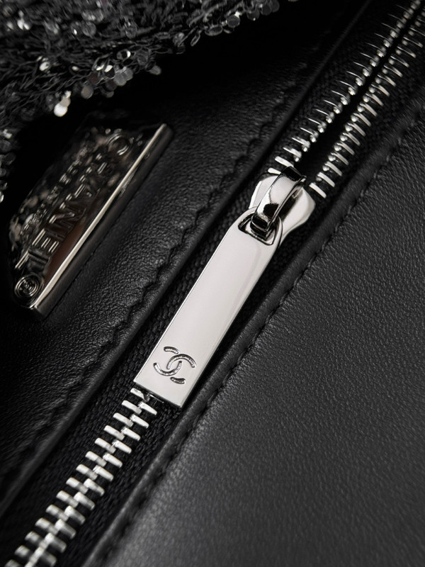 Chanel Fall-Winter 2025/26 Pre-Collection   Evening Bag   Quilted Gradient Sequins & Ruthenium-Finish Metal  Silver & Black