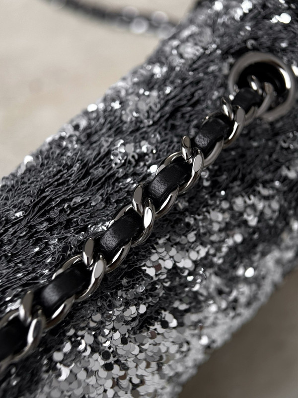 Chanel Fall-Winter 2025/26 Pre-Collection   Evening Bag   Quilted Gradient Sequins & Ruthenium-Finish Metal  Silver & Black