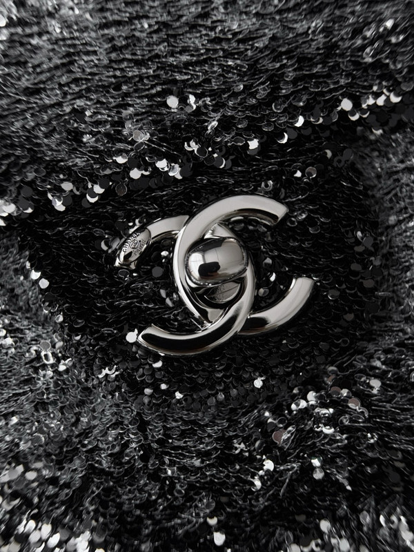 Chanel Fall-Winter 2025/26 Pre-Collection   Evening Bag   Quilted Gradient Sequins & Ruthenium-Finish Metal  Silver & Black