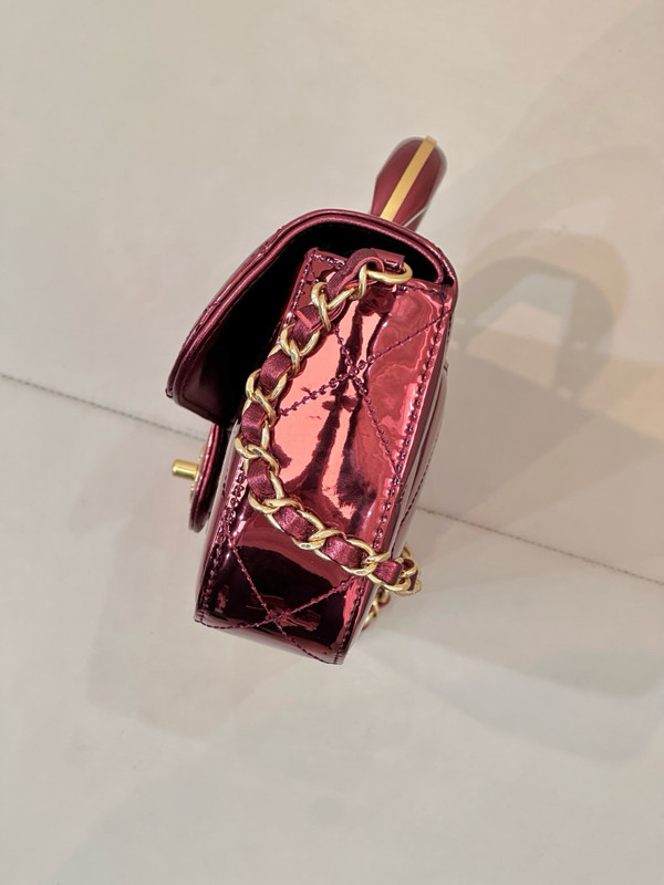 Chanel Fall-Winter 2025/26   Large Flap Bag With Top Handle   Metallic Mirror Calfskin & Gold-Tone Metal  Burgundy