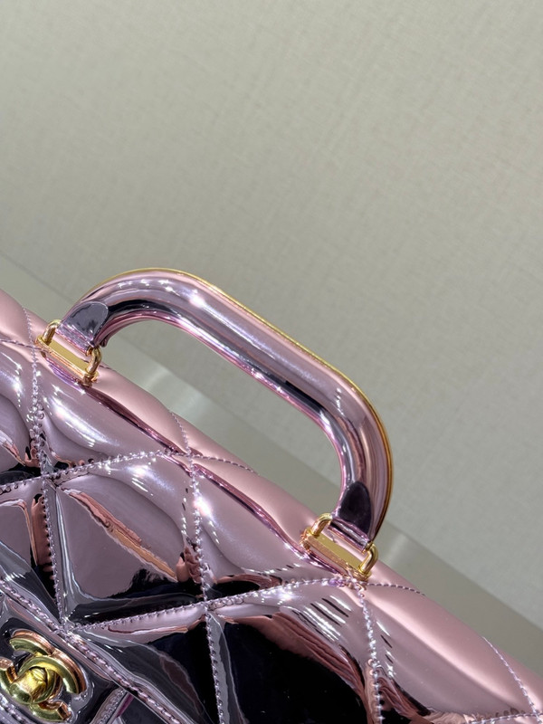 Chanel Fall-Winter 2025/26   Large Flap Bag With Top Handle   Metallic Mirror Calfskin & Gold-Tone Metal Pink