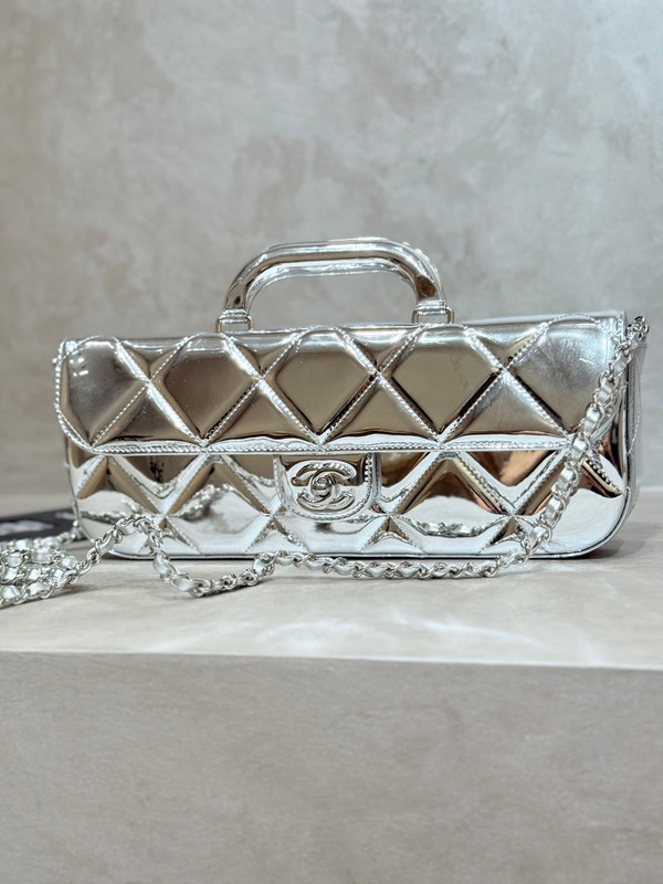 Chanel Fall-Winter 2025/26   Large Flap Bag With Top Handle   Metallic Mirror Calfskin & Gold-Tone Metal Silver