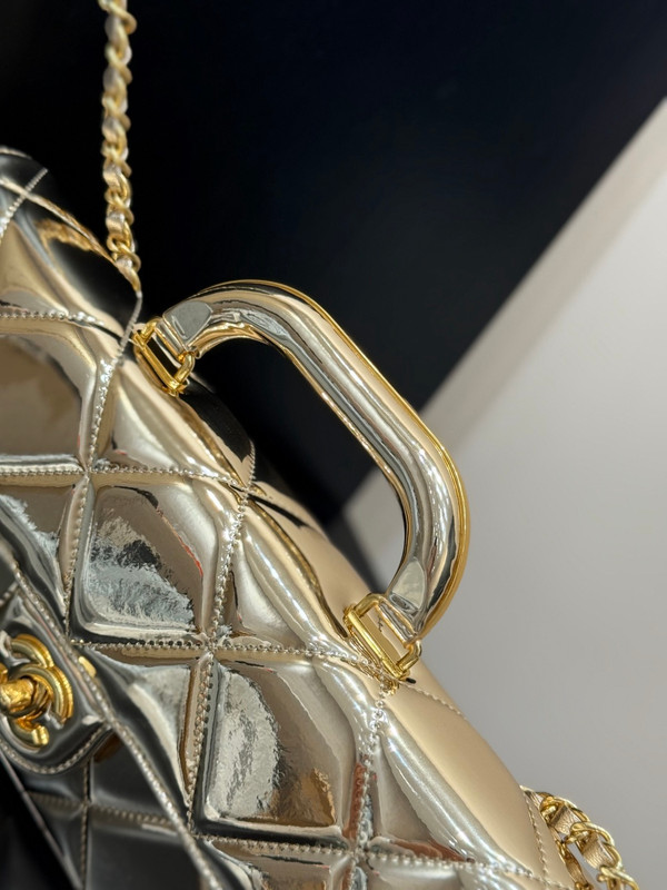 Chanel Fall-Winter 2025/26   Large Flap Bag With Top Handle   Metallic Mirror Calfskin & Gold-Tone Metal Gold