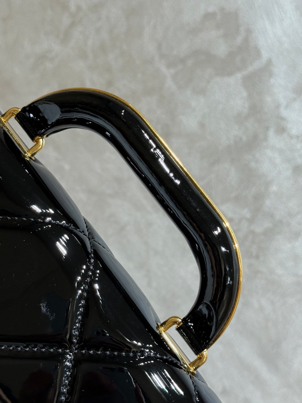 Chanel Fall-Winter 2025/26   Large Flap Bag With Top Handle   Metallic Mirror Calfskin & Gold-Tone Metal Black
