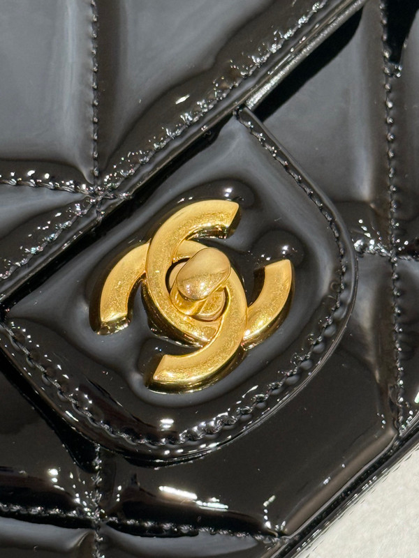 Chanel Fall-Winter 2025/26   Large Flap Bag With Top Handle   Metallic Mirror Calfskin & Gold-Tone Metal Black