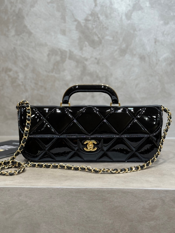 Chanel Fall-Winter 2025/26   Large Flap Bag With Top Handle   Metallic Mirror Calfskin & Gold-Tone Metal Black