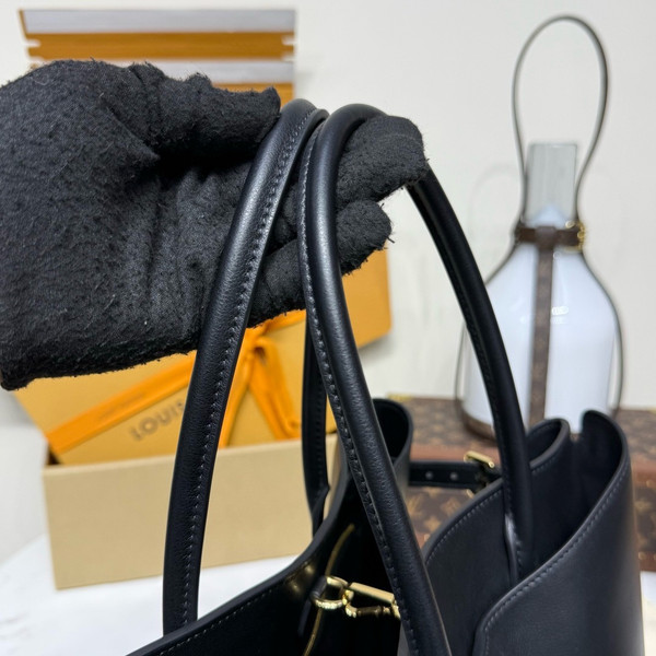 Louis Vuitton Vendôme MM in Black M26338