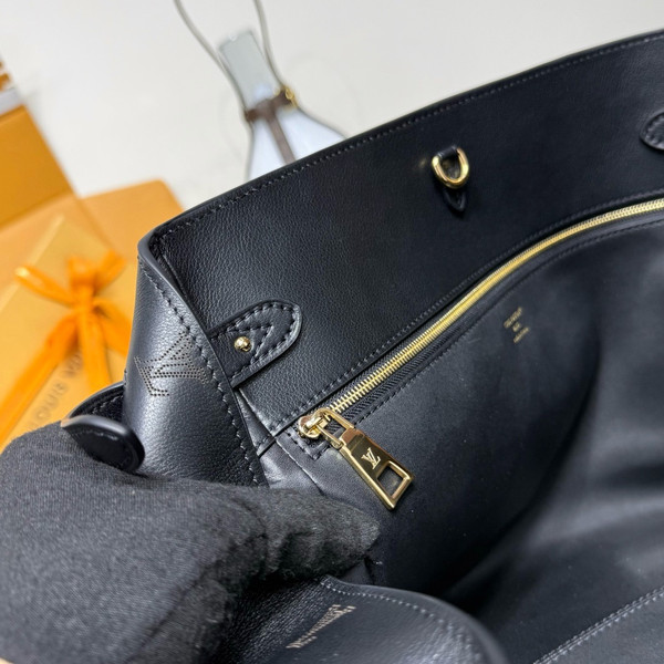Louis Vuitton Vendôme MM in Black M26338