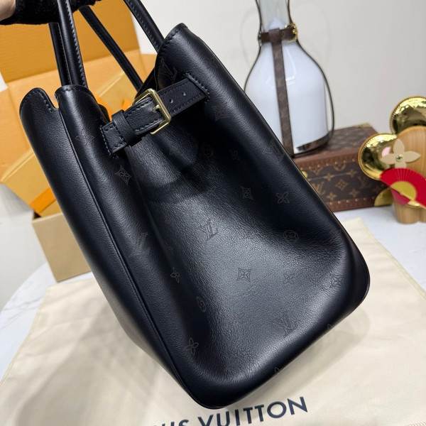 Louis Vuitton Vendôme MM in Black M26338