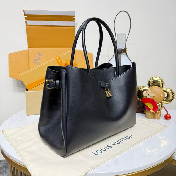 Louis Vuitton Vendôme MM in Black M26338