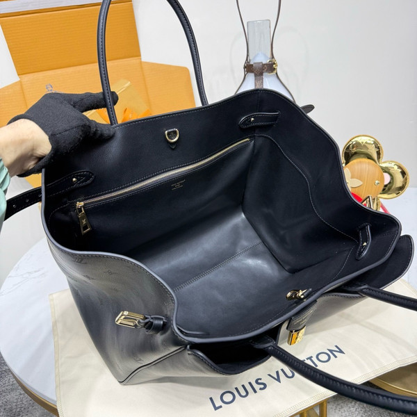 Louis Vuitton Vendôme MM in Black M26338