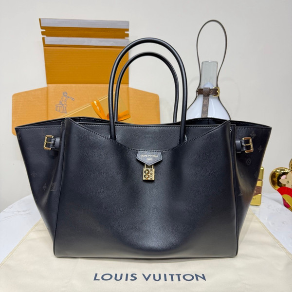 Louis Vuitton Vendôme MM in Black M26338