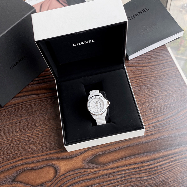 Chanel J12 White Ceramic Quartz Watch 33mm with Diamond Index