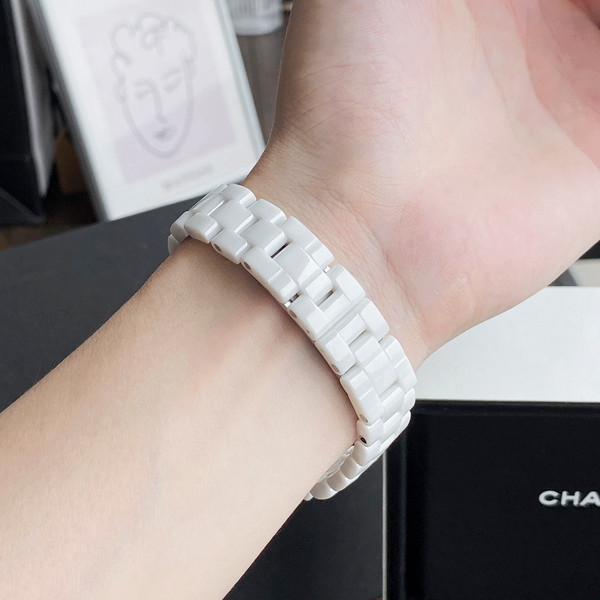 Chanel J12 White Ceramic Quartz Watch 33mm with Diamond Index