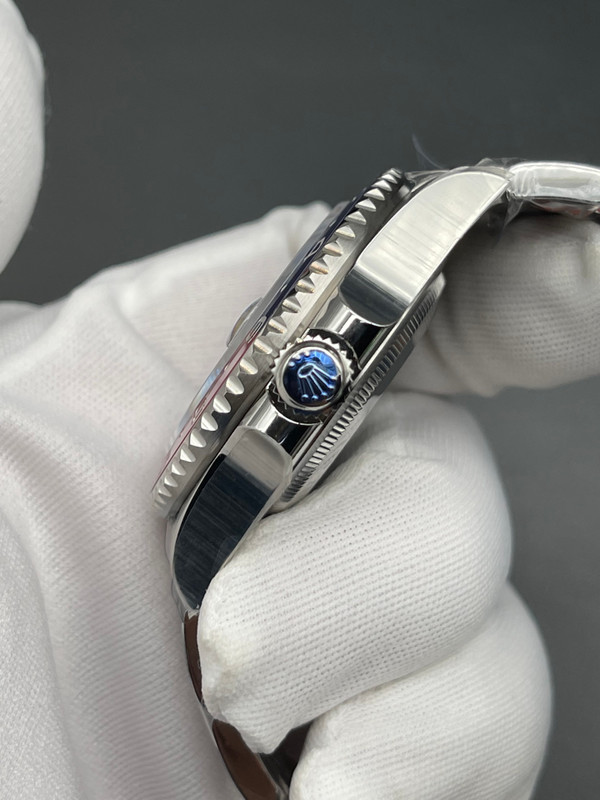 Rolex GMT-Master II 40mm, Pepsi Bezel, Oyster Perpetual Date