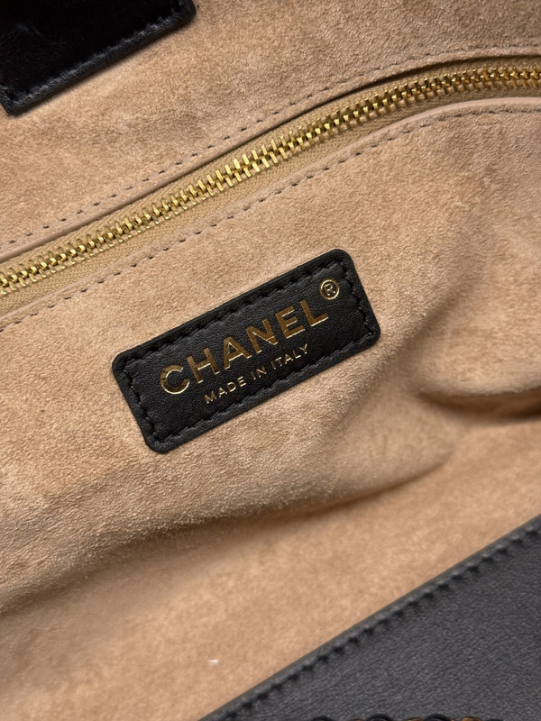 Chanel SS26 Large Tote - Grained Calfskin & Gold-Tone Metal - Black