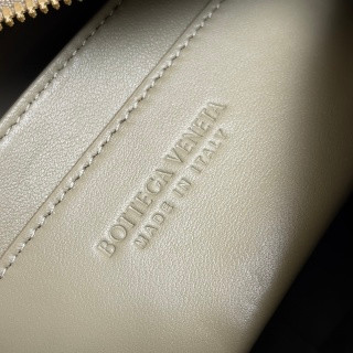 Bottega Veneta Brick Cassette - Off-White