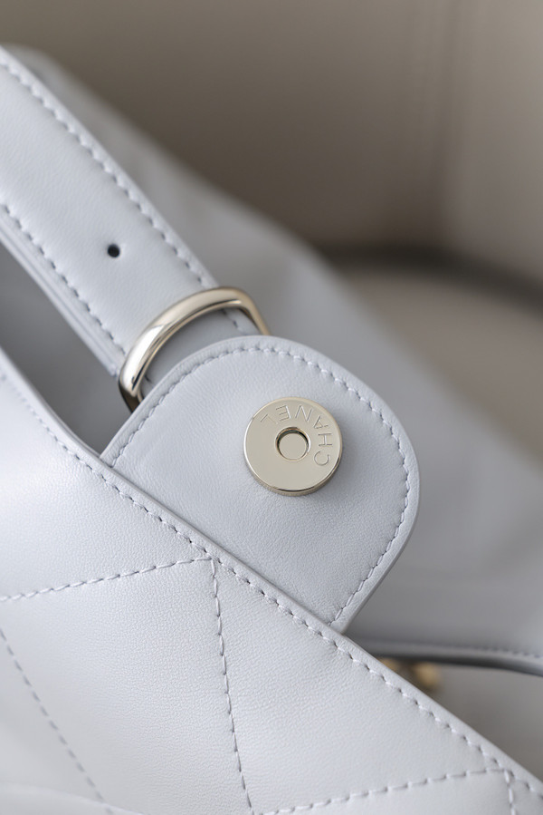 Chanel 25C Quilted Hobo Bag, Cruise 2025 Collection – Light Grey Caviar Leather