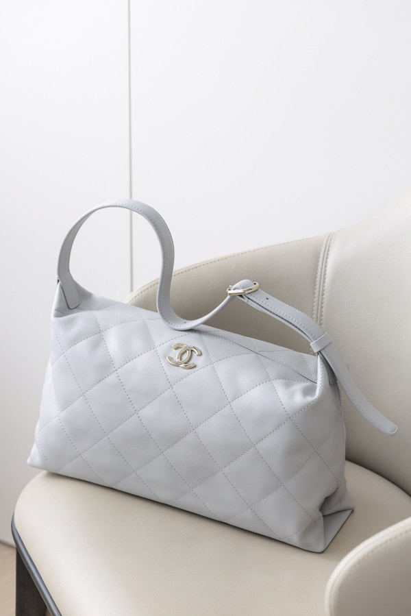 Chanel 25C Quilted Hobo Bag, Cruise 2025 Collection – Light Grey Caviar Leather