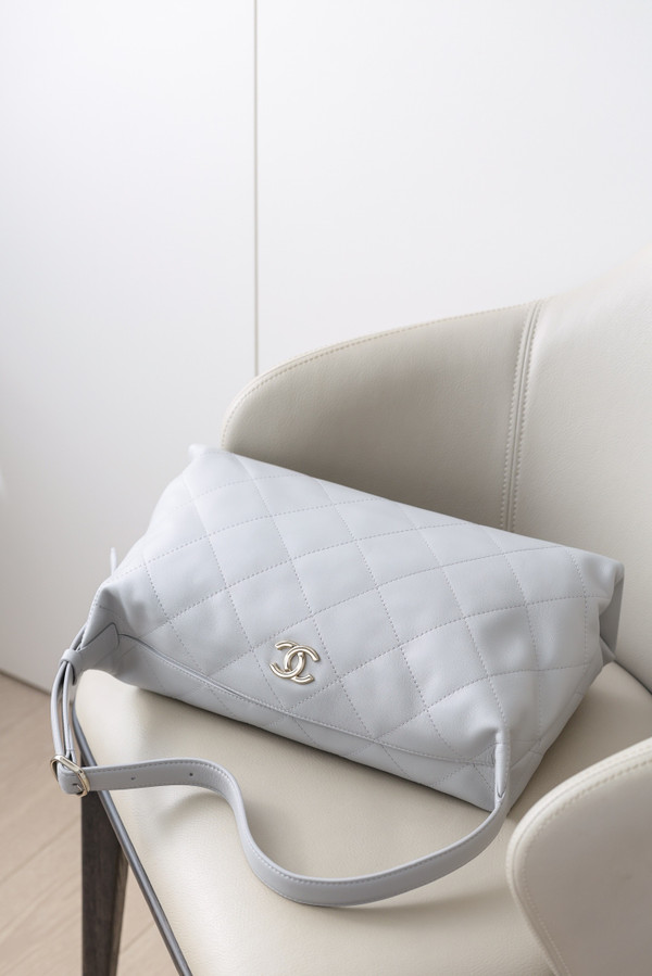 Chanel 25C Quilted Hobo Bag, Cruise 2025 Collection – Light Grey Caviar Leather