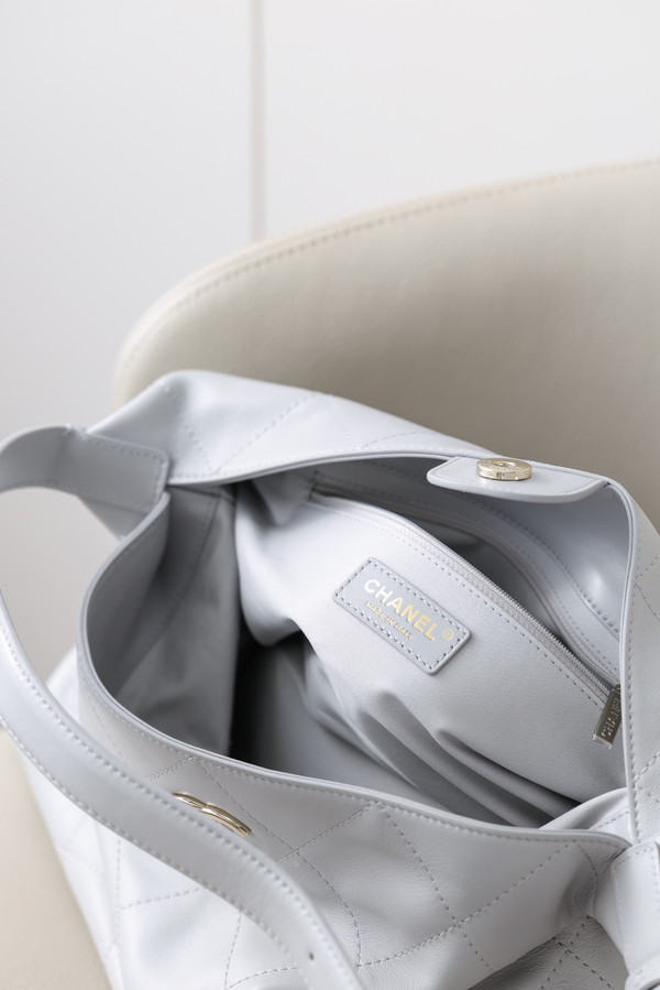 Chanel 25C Quilted Hobo Bag, Cruise 2025 Collection – Light Grey Caviar Leather