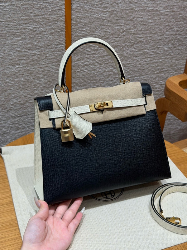 Hermès Kelly 28 Sellier Craie/Black Epsom HSS Special Order Gold Hardware