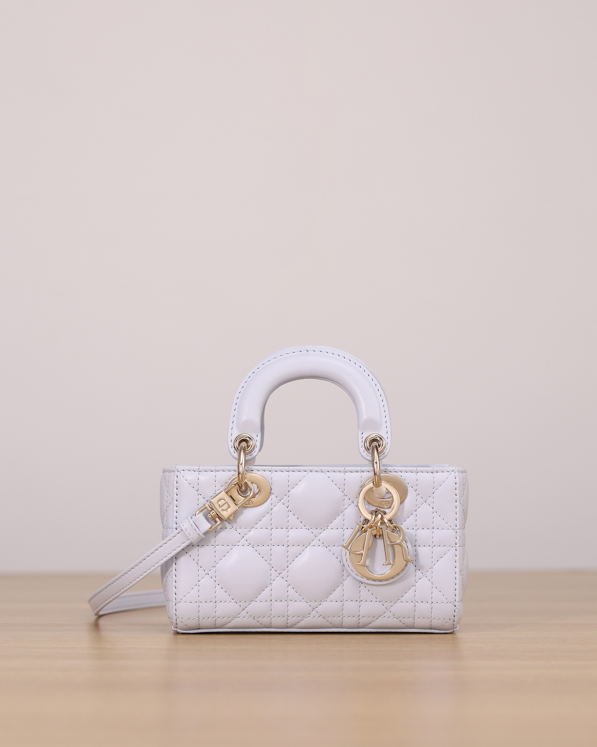 n*i様 Christian Dior ホワイト ハンドバッグ Christian Dior White Leather Embroidered Medium Lady Dior Bag | eBay