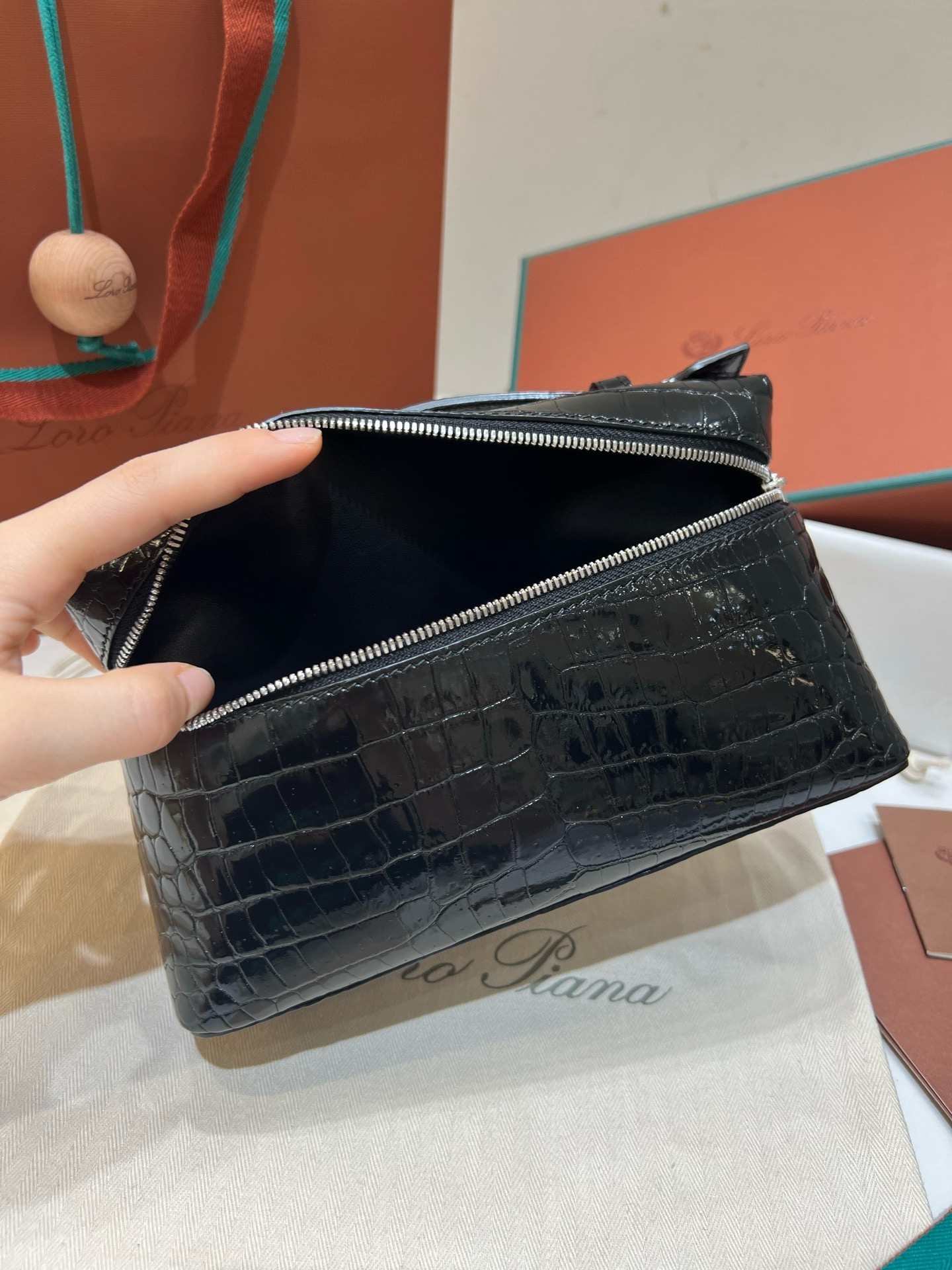 LORO ノベルティ　ポーチ　ブラック Loro Piana Extra Pocket L19 Alligator Leather Pouch Black - BVPRIVE