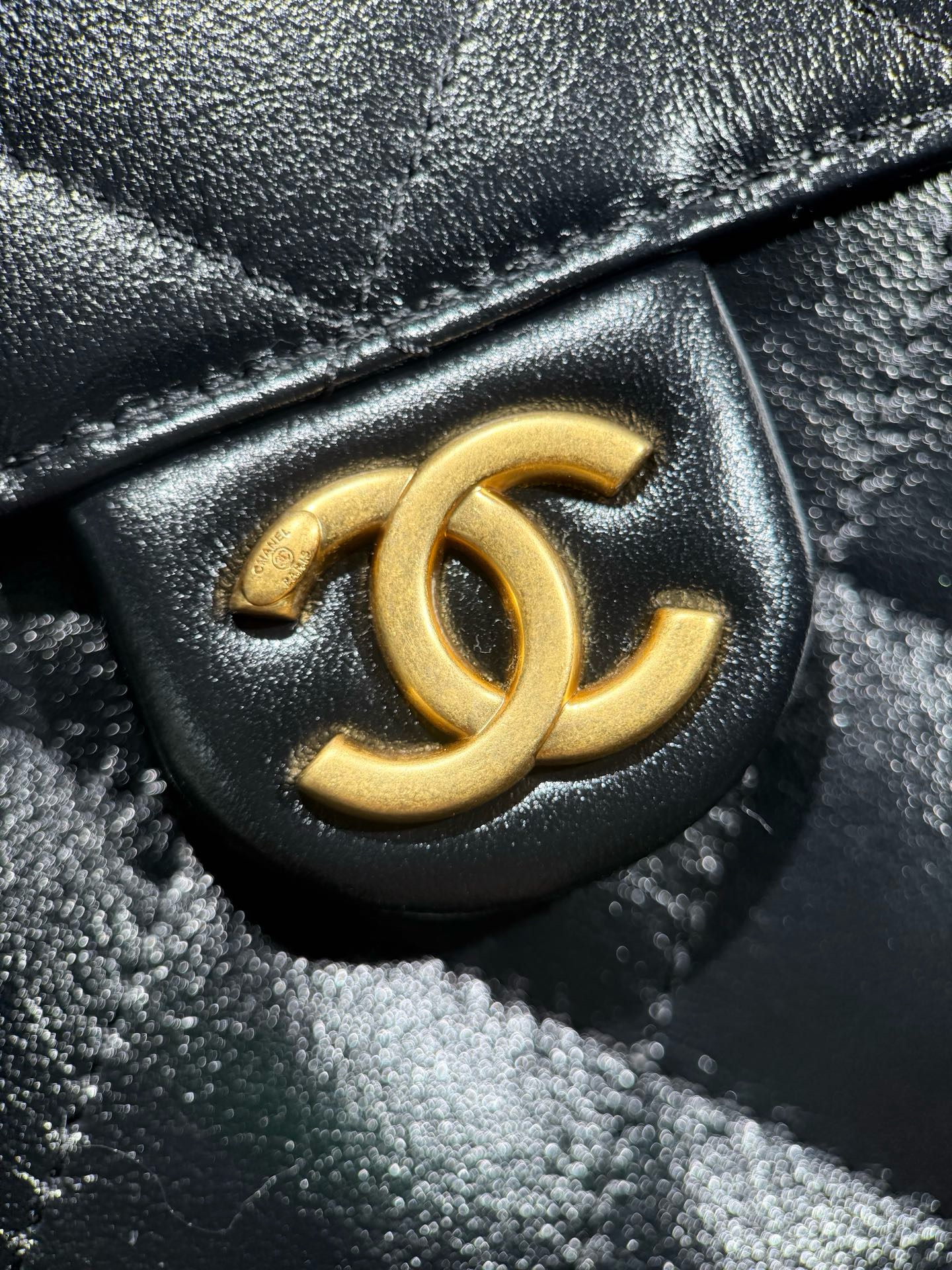 CHANEL 25 Small Handbag Shiny Crumpled Calfskin, Gold-Tone