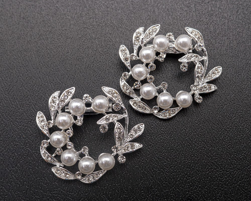 1 3/4"x 1 1/2" Silver Round Brooch with Clear Rhinestones and White Pearl - Pack of 12