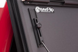 13-18 Ram 1500 (Bed Length: 76.3Inch) Laderaumabdeckung - BAKFlip MX4 - 6ft4in - Mit Ram Box