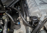 20-22 Ford Mustang Shelby GT500 (5.2) Motorölabscheider - J&L 3.0 - Aluminium - Beifahrerseite - Schwarz Beifahrerseite