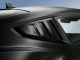 24-26 Ford Mustang (Coupe) Aufsatz für Scheibe - Lackiert - Geschlitzt - Glänzend Shadow Black (G1)