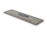 05-26 Ford Mustang Emblem am Armaturenbrett - Ford Performance