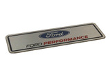 05-26 Ford Mustang Emblem am Armaturenbrett - Ford Performance