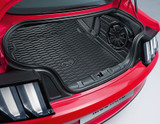 15-23 Ford Mustang Kofferraummatte - OEM - Kunststoff - Running Pony Logo - Mit Subwoofer