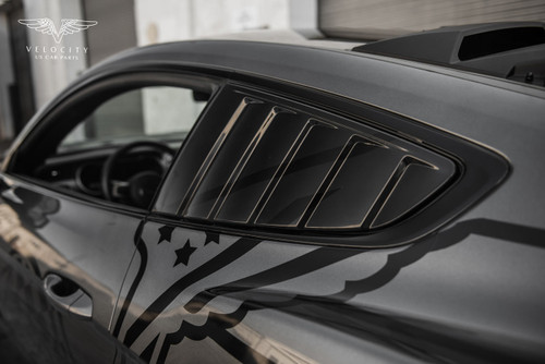 15-23 Ford Mustang Aufsatz für Scheibe - Flach mit Kiemen - Geschlossen