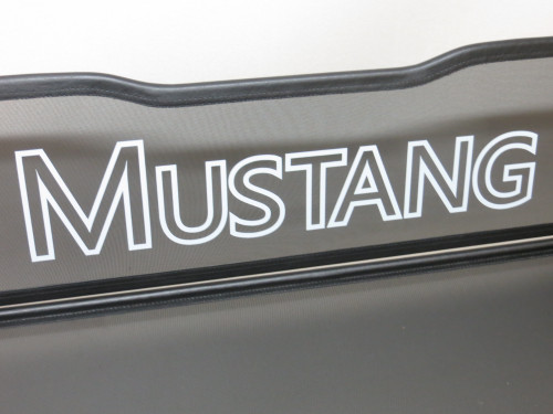 52891980-15-23-Ford-Mustang-Cabrio-Windschott-Premium-Sport-mit-MUSTANG-Schriftzug-1