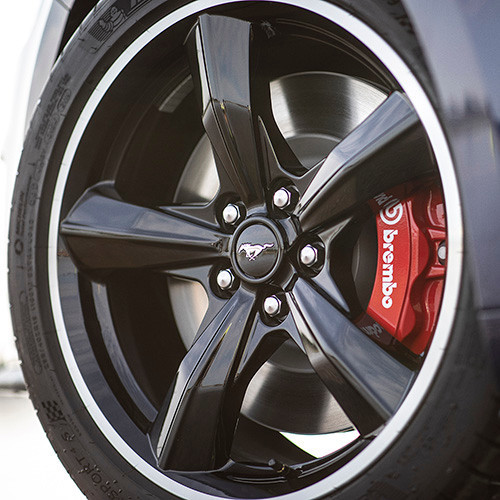 15-23 Ford Mustang GT (5.0) Upgrade Bremsanlage - OEM Bullit - 15 " VA / 13 " HA - Rote Sättel Vorne und hinten