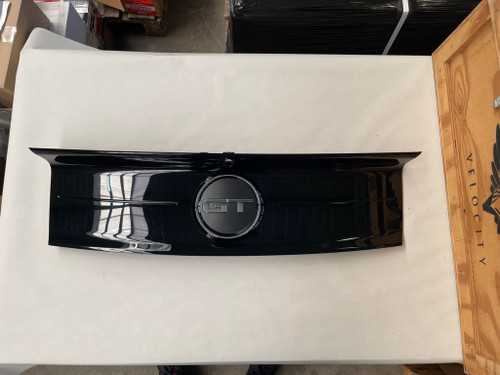 15-23 Ford Mustang Heckblende - OEM - Modelljahr 2018 - GT Logo - Gebraucht - Kratzer