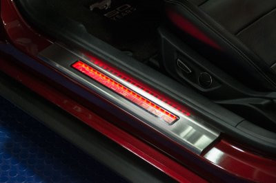 15-24 Ford Mustang Einstiegsleistensatz - Weiß Beleuchtet Links und Rechts
