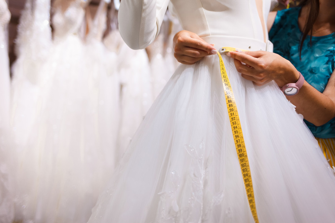 Exploring the Benefits of Choosing Made-to-Measure Gowns
