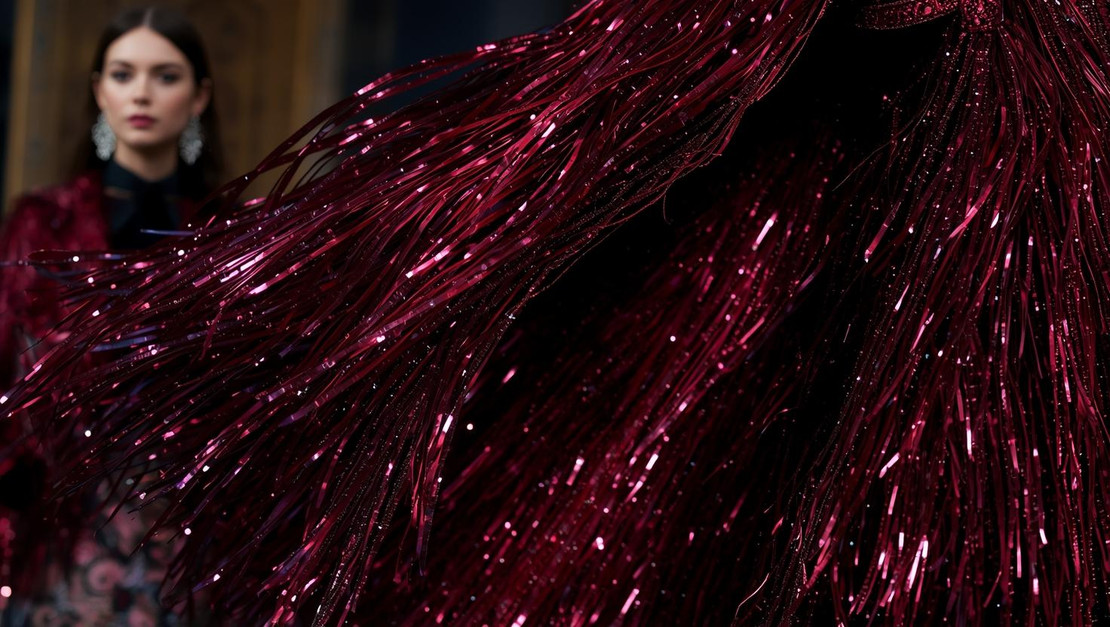 Crystal Fringe Revival: Sparkling Movement & Glamour in Fall/Winter 2025 Fashion Crystal Fringe Revival: Sparkling Movement & Glamour in Fall/Winter 2025 Fashion