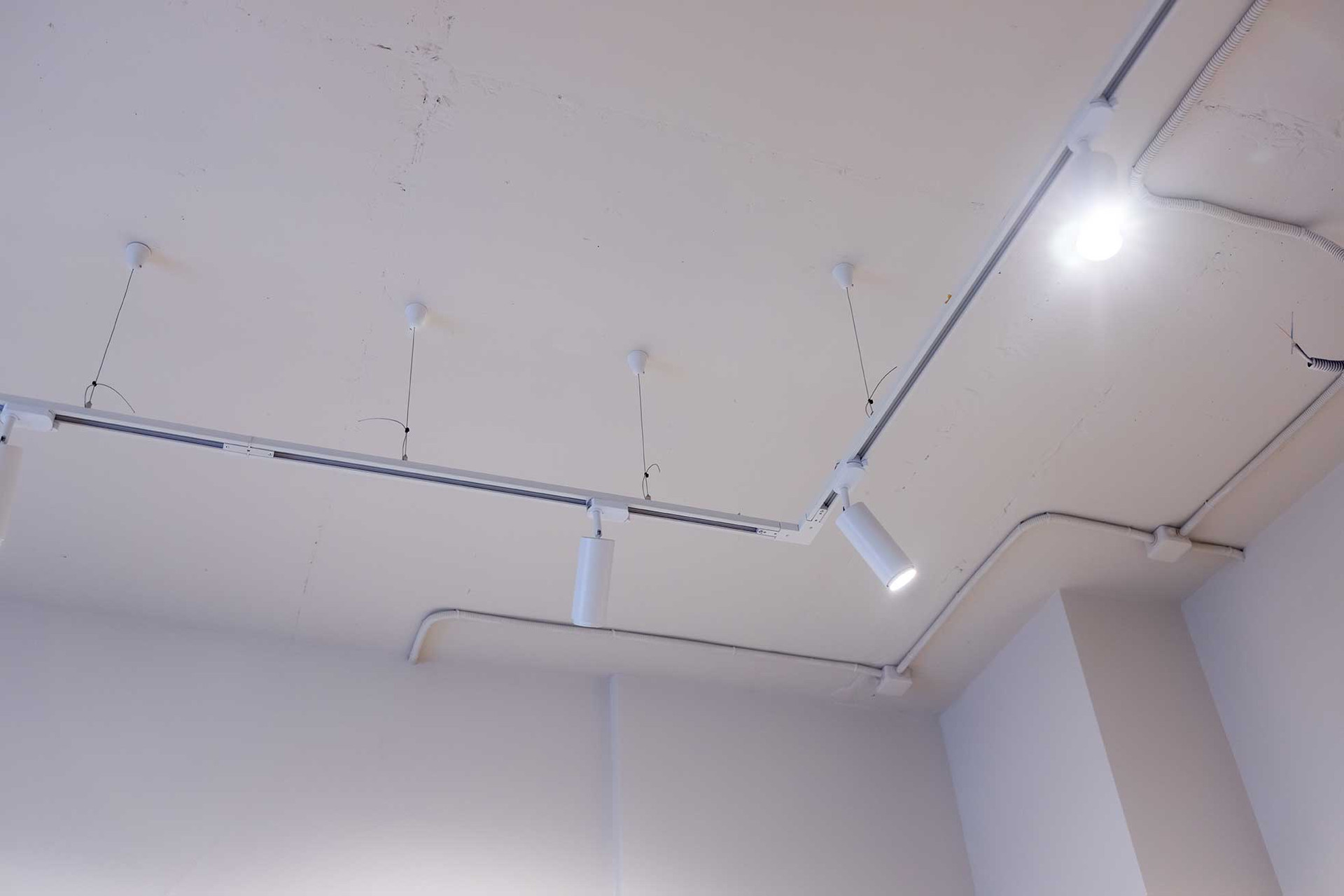 10 Track Lighting Design Ideas to Modernize Any Room thumbnail image