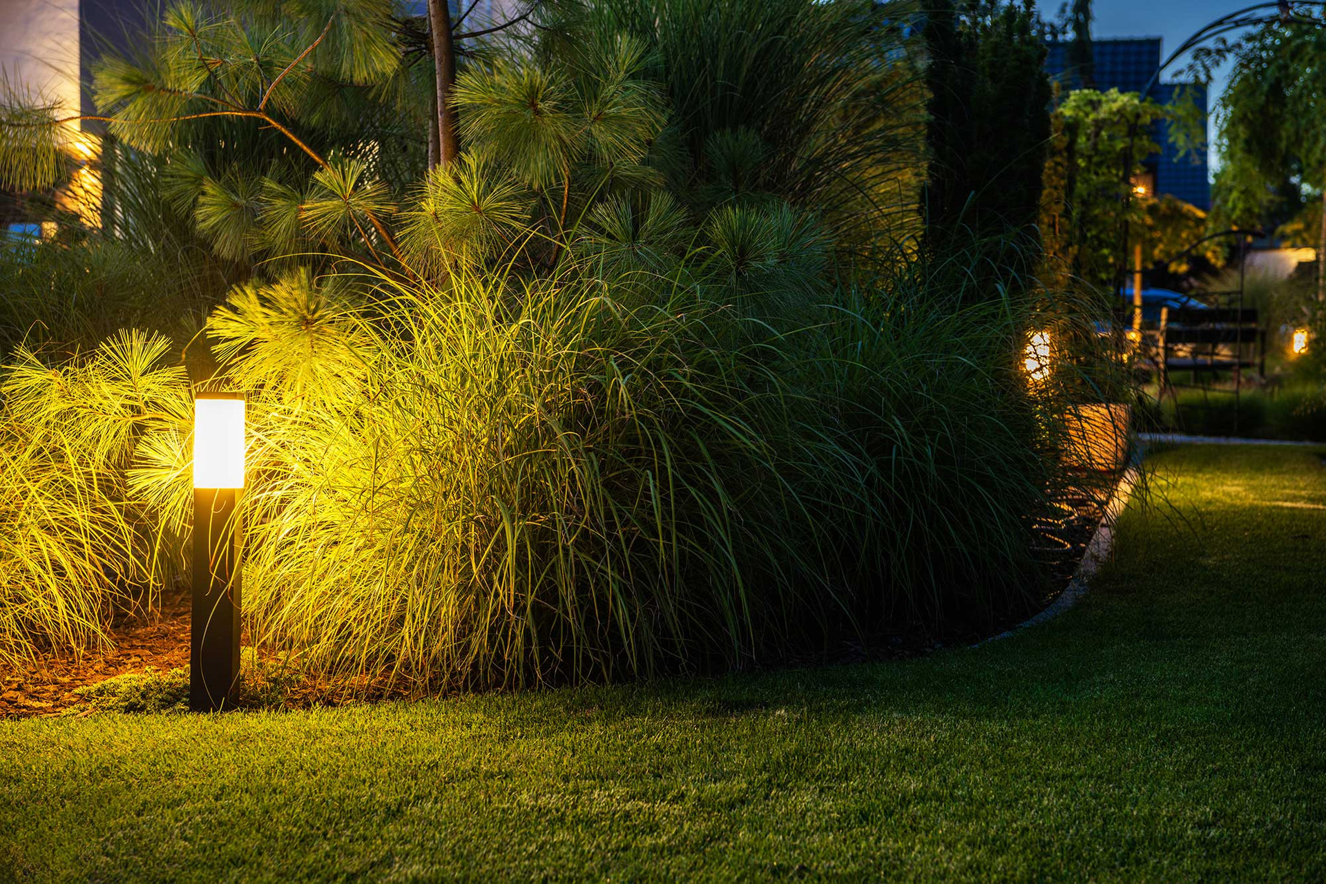 Best LED Bulbs for Landscape Lighting (12V Guide + Buying Tips) thumbnail image