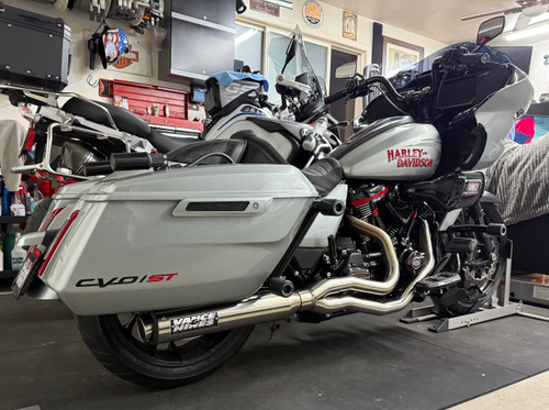 Vance & Hines 27345 Supersport 2-into-1 performance exhaust system M8 FL 17-24