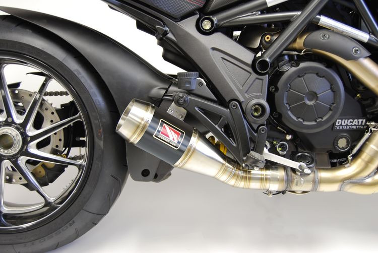 COMPETITION WERKES WDDVL wddvl-bC SLIP ON EXHAUST SYSTEM
BLACK VELVET CENTER 
STAINLESS STEEL SS GP STYLE HAND WELDED MUFFLER 
12 POUNDS LIGHTER

TAPERED BAFFLE

DUCATI DIAVEL 2011 2012 11 12 13 2013 14 15 2014 2015 16 2016