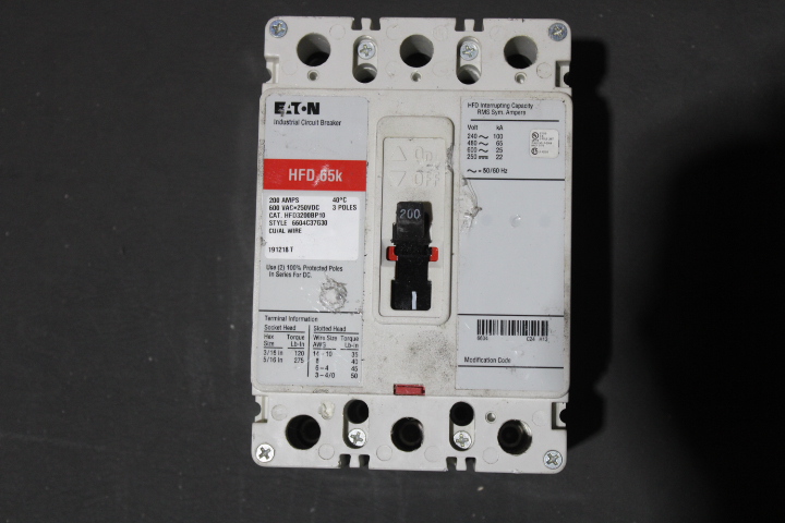 Eaton HFD3200 Non-Interchangeable Trip Circuit Breaker (Damaged, For Parts or Repair)