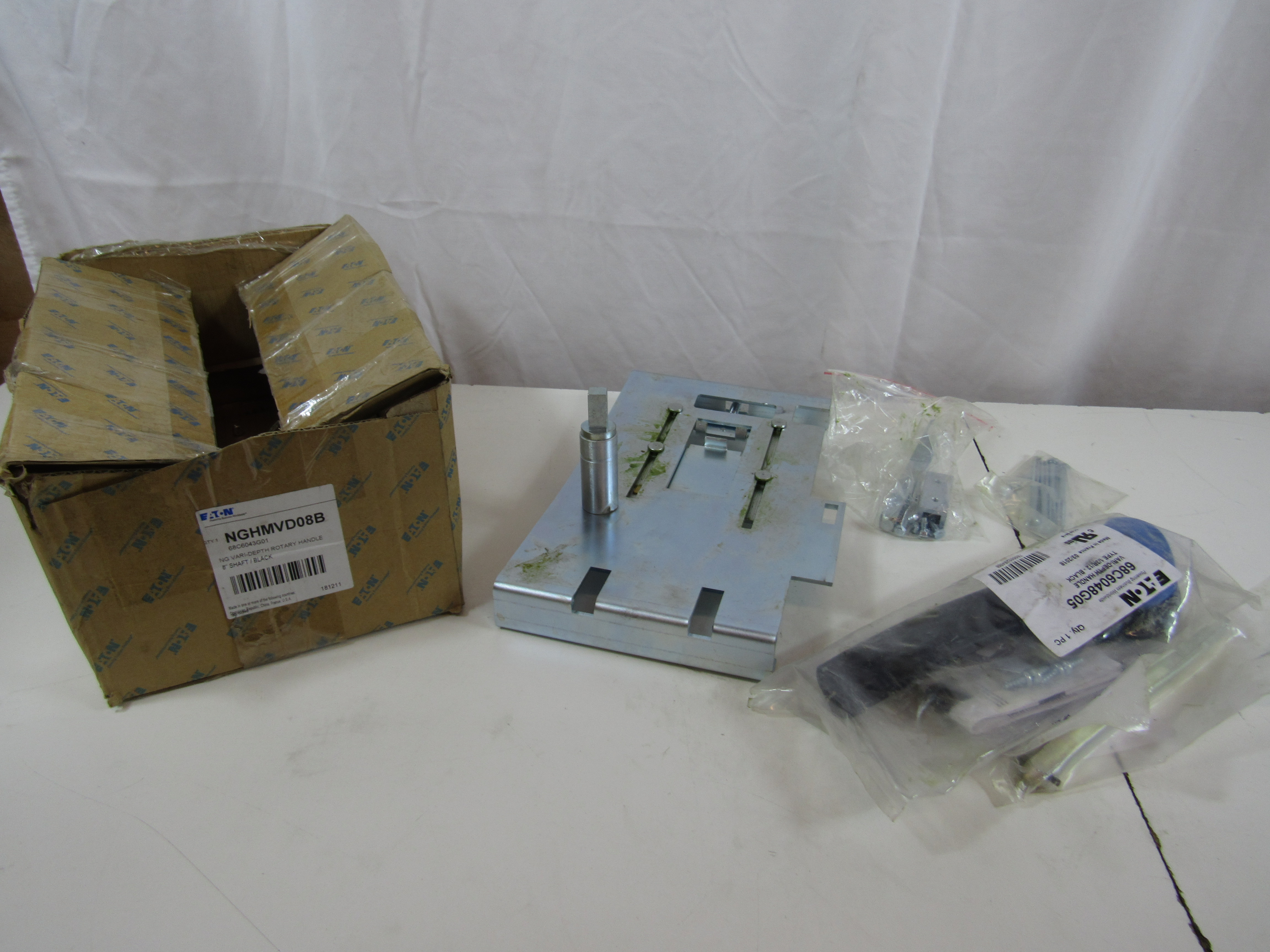 Eaton NGHMVD08B Circuit Breaker Handle Mechanism